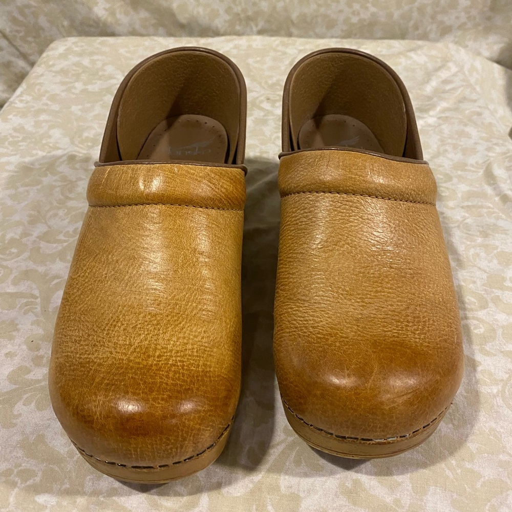Tan leather Dansko size 40.